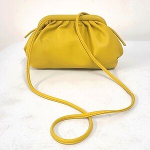 Like new Steve Madden super cute mini purse in excellent condition.
